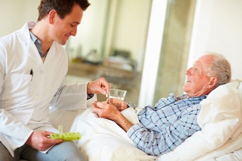 il medico dà una pillola per la prostatite